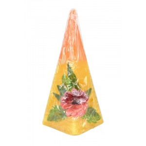 Svíčka pyramida oranžová s bordó kopretinou 14,5x6x6 cm