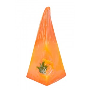 Svíčka pyramida oranžová s kuřátkem 17,5x7x7 cm