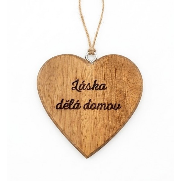 Dřevěné mango srdce s nápisem „Láska dělá domov“ 7,5 cm