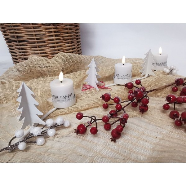 Kovový bílý svícen se třemi stromky a třemi skly na svíčku