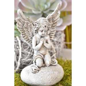 Smuteční dekorace anděl na srdíčku 21x11,5x9 cm