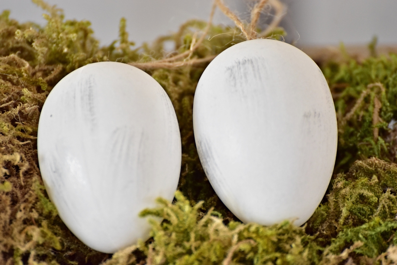 Plastová vajíčka na zavěšení, bílo-šedá s/12, 6 cm