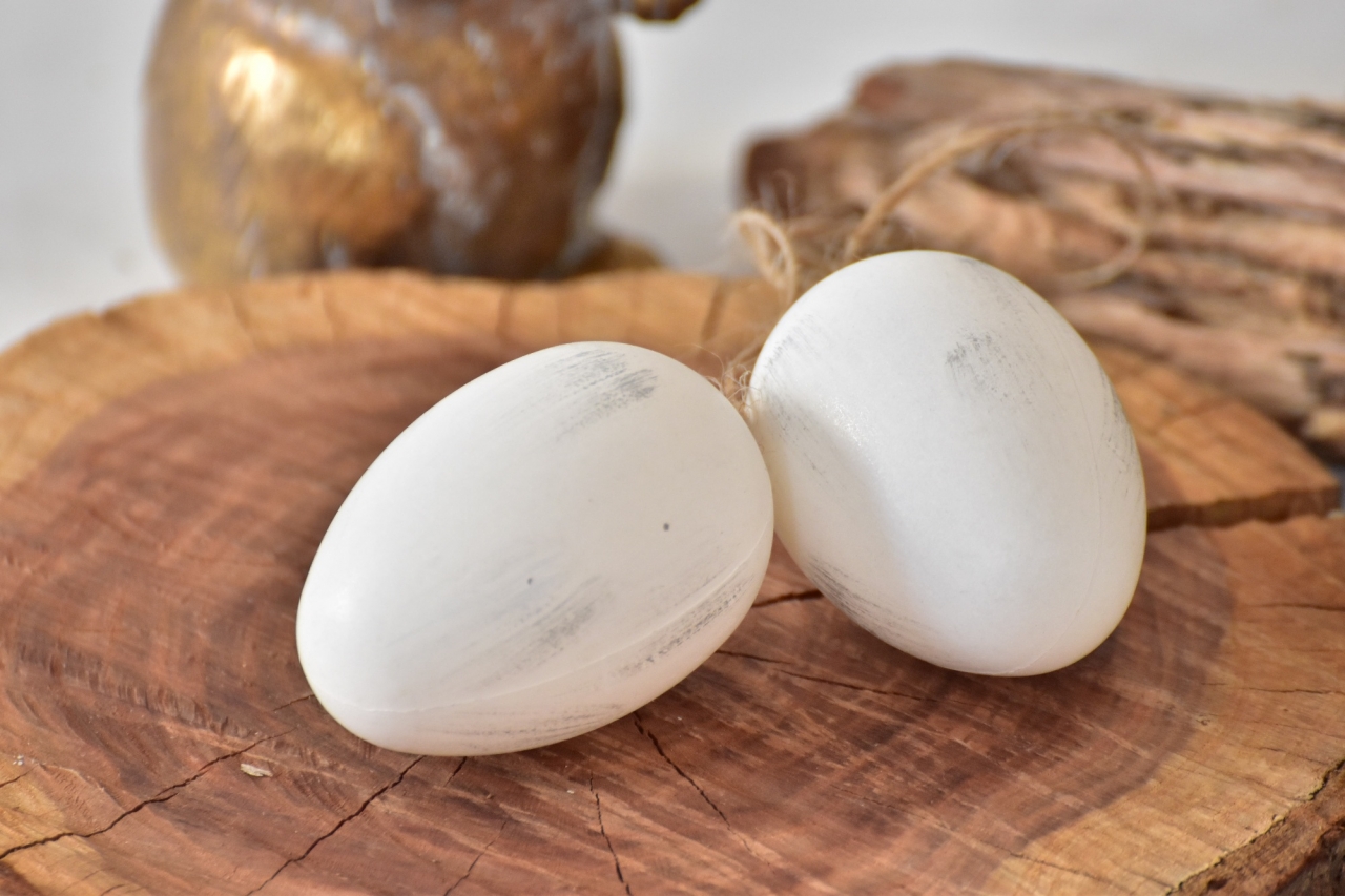 Plastová vajíčka na zavěšení, bílo-šedá s/12, 6 cm