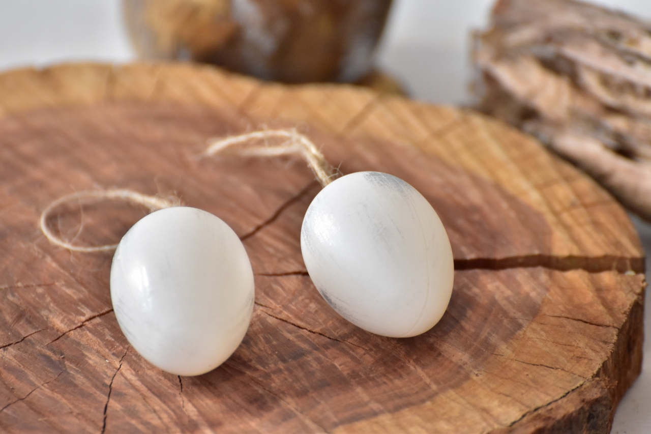 Plastová vajíčka na zavěšení, bílo-šedá s/24, 4 cm