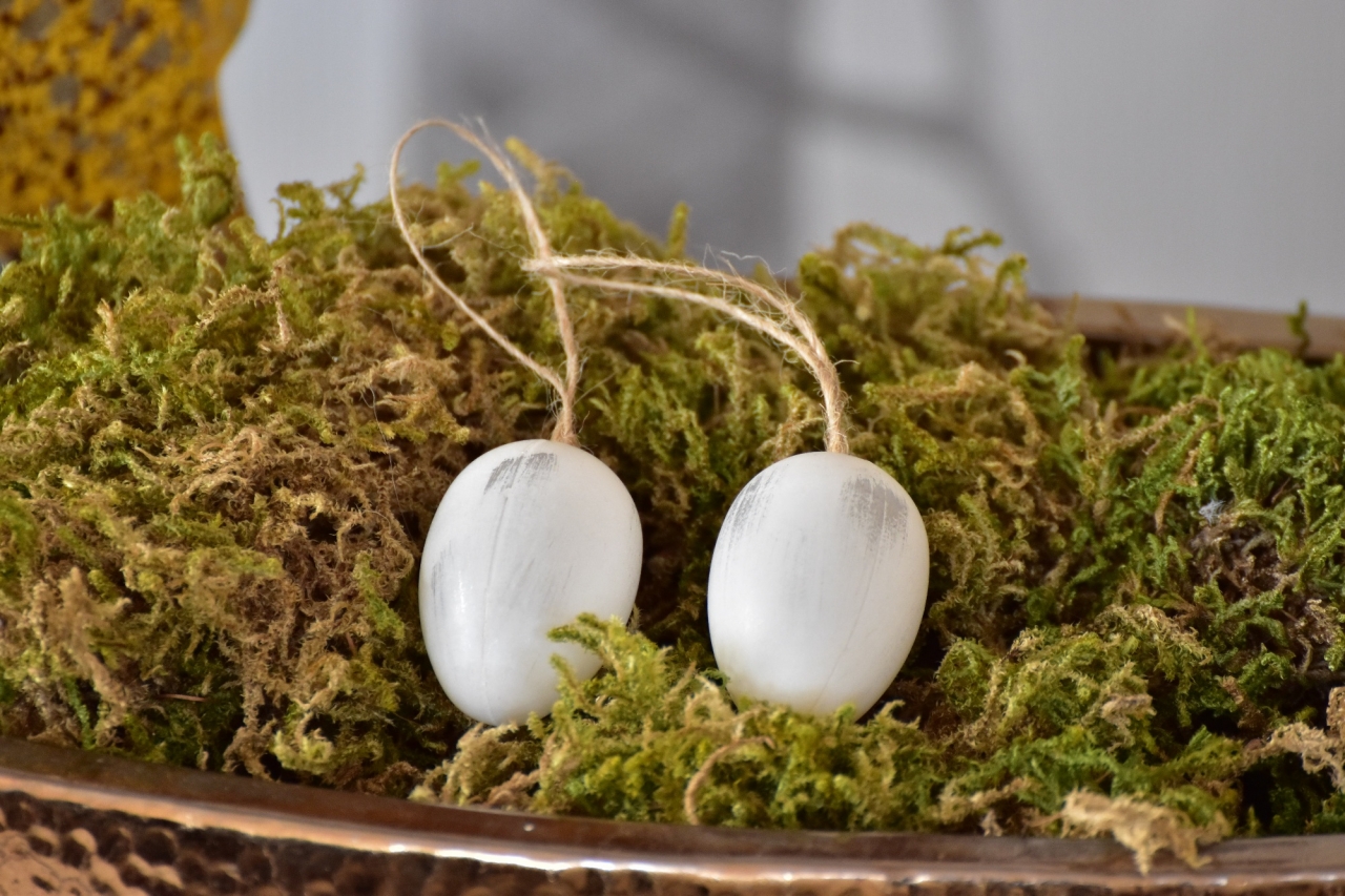 Plastová vajíčka na zavěšení, bílo-šedá s/24, 4 cm