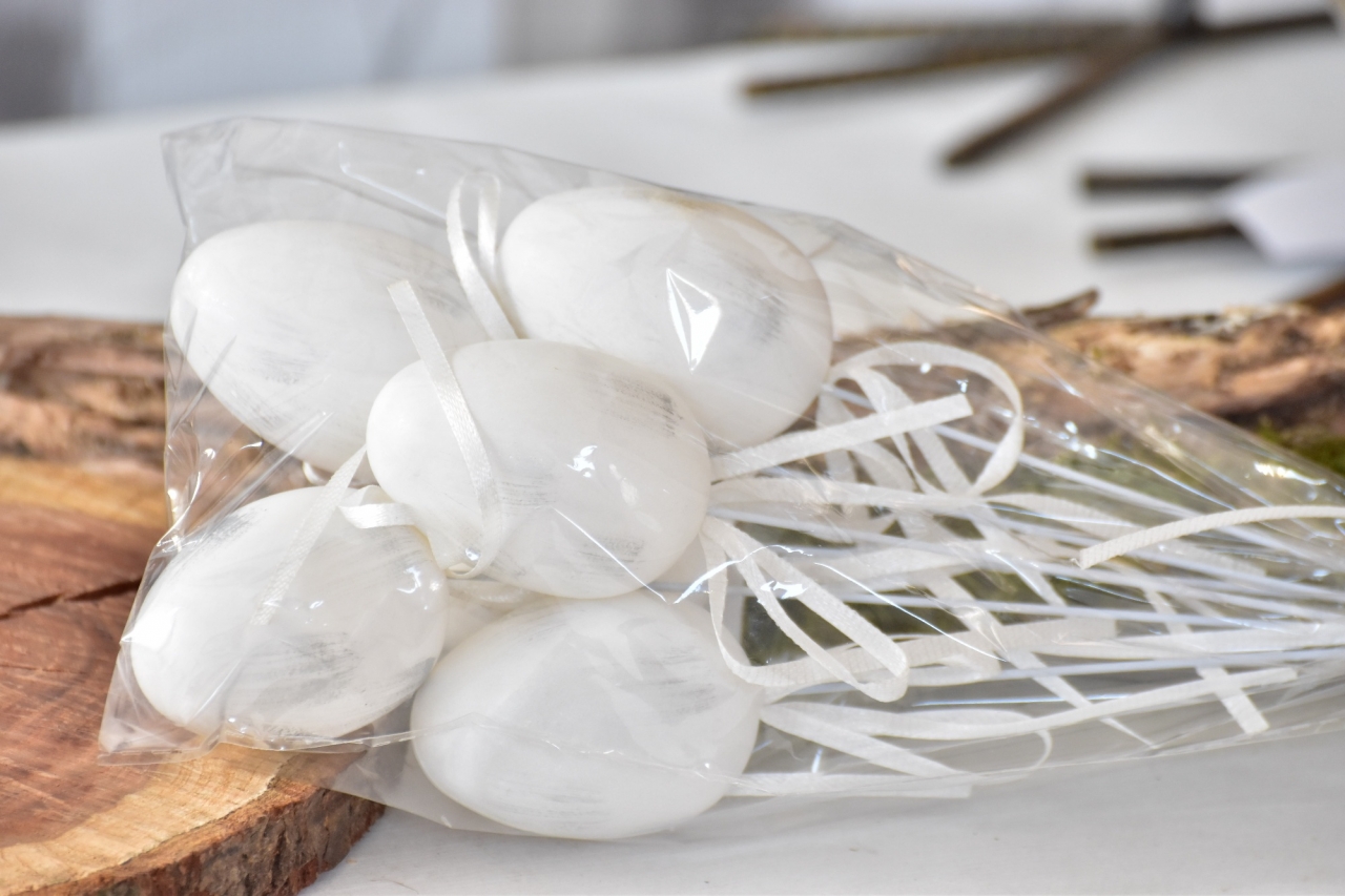 Plastová vajíčka na špejli, bílo-šedá s/6, 6 cm