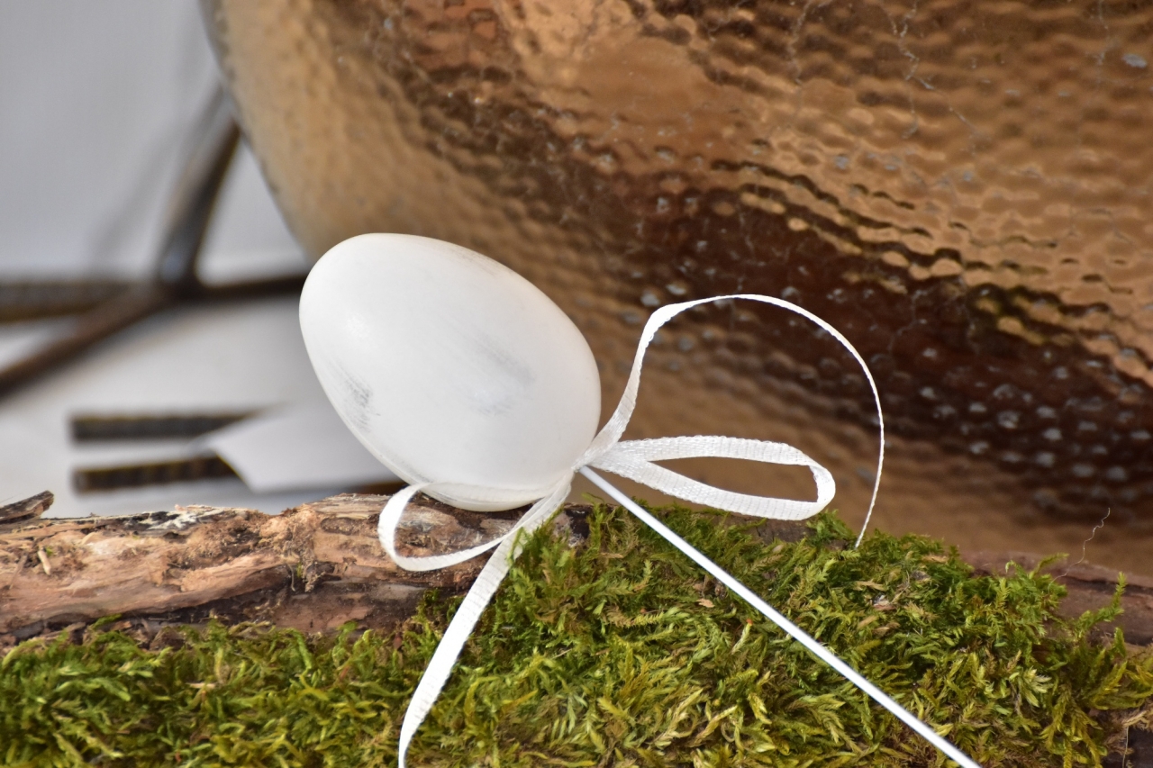 Plastová vajíčka na špejli, bílo-šedá s/6, 6 cm