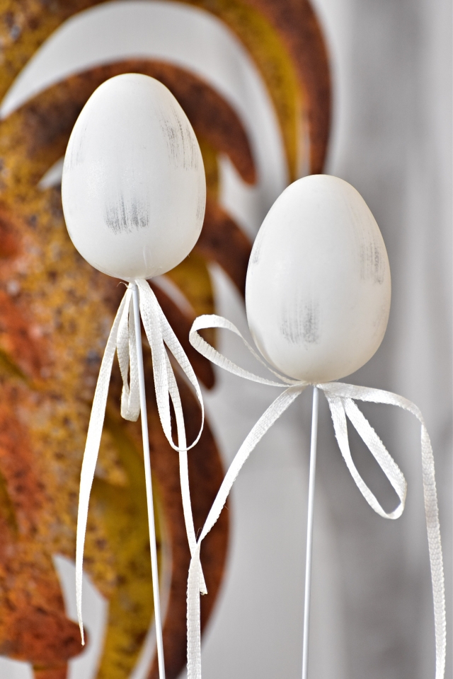 Plastová vajíčka na špejli, bílo-šedá s/6, 6 cm