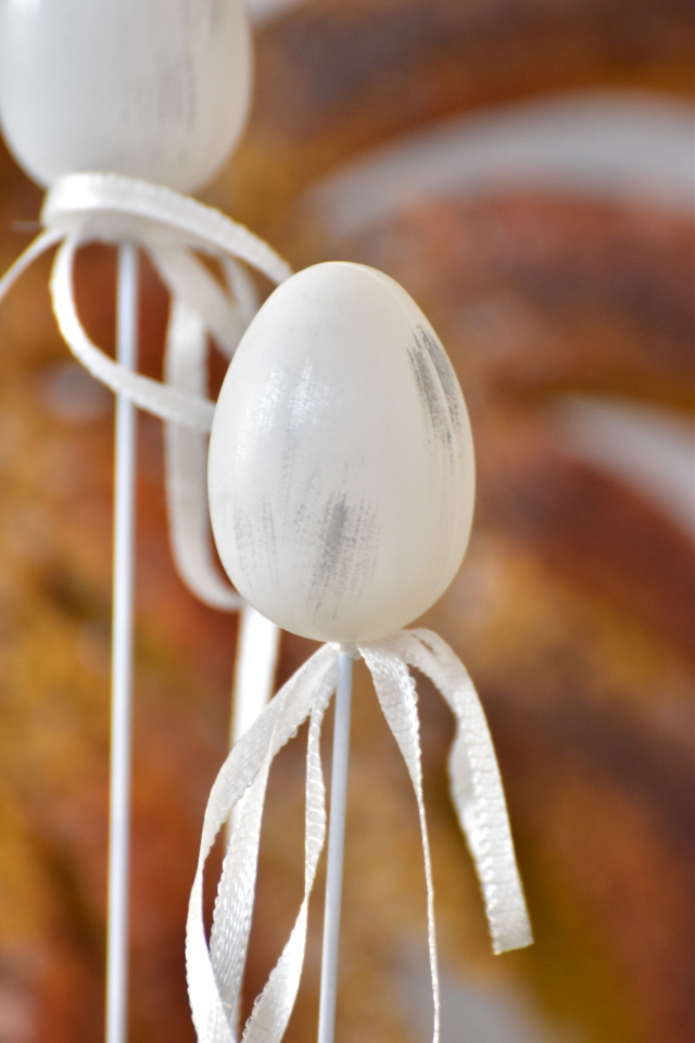 Plastová vajíčka na špejli, bílo-šedá s/12, 4 cm