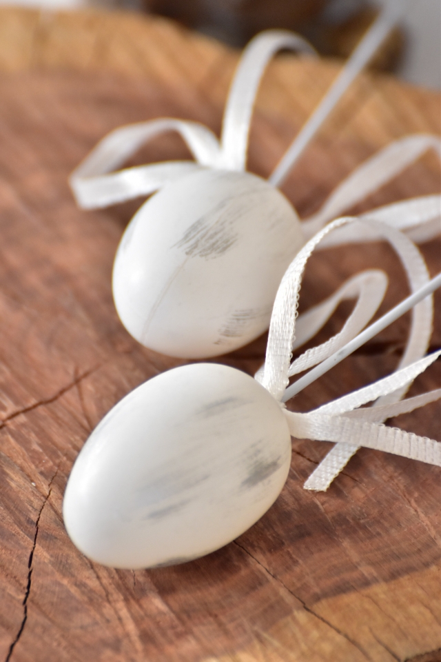 Plastová vajíčka na špejli, bílo-šedá s/12, 4 cm