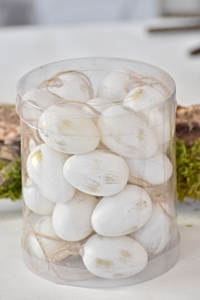 Plastová vajíčka na zavěšení, bílo zlaté s/24, 4 cm