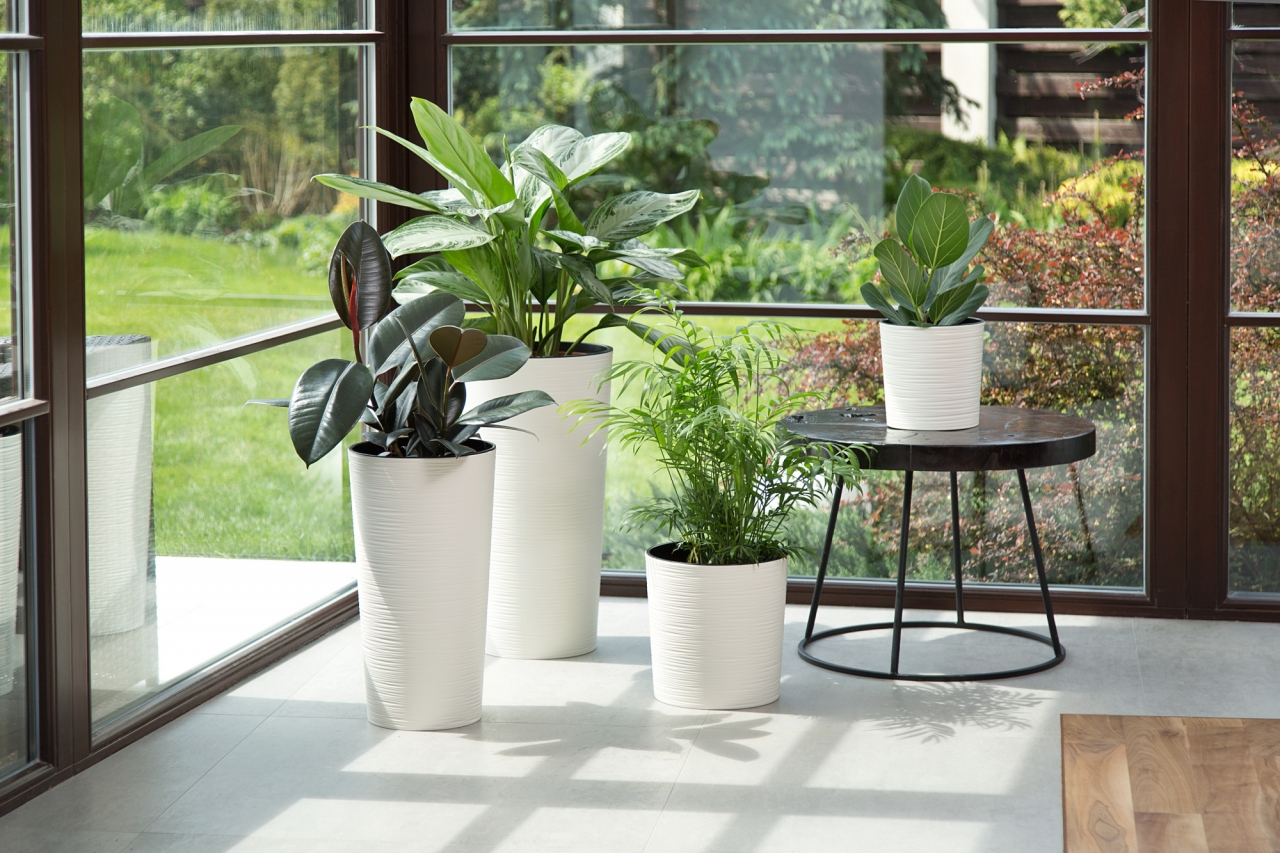 Plastový květináč Lilia 570 mm vroubek, krémový