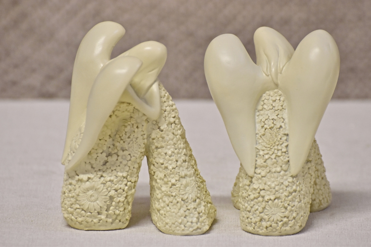 Sedící anděl Flo krémový 12,5 cm, mix druhů