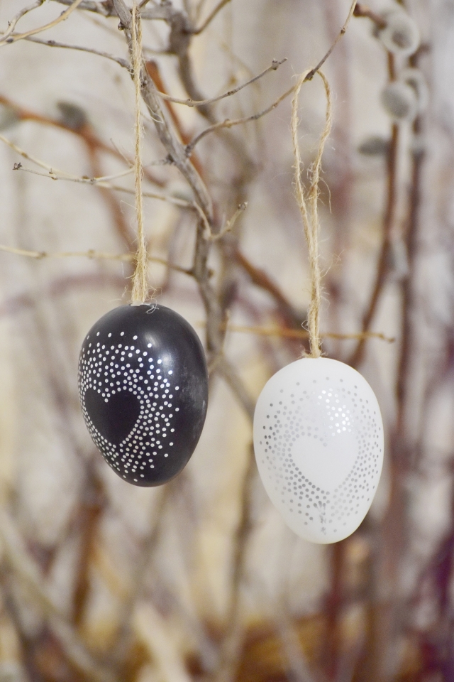 Plastová vajíčka na zavěšení, s/12, 6 cm