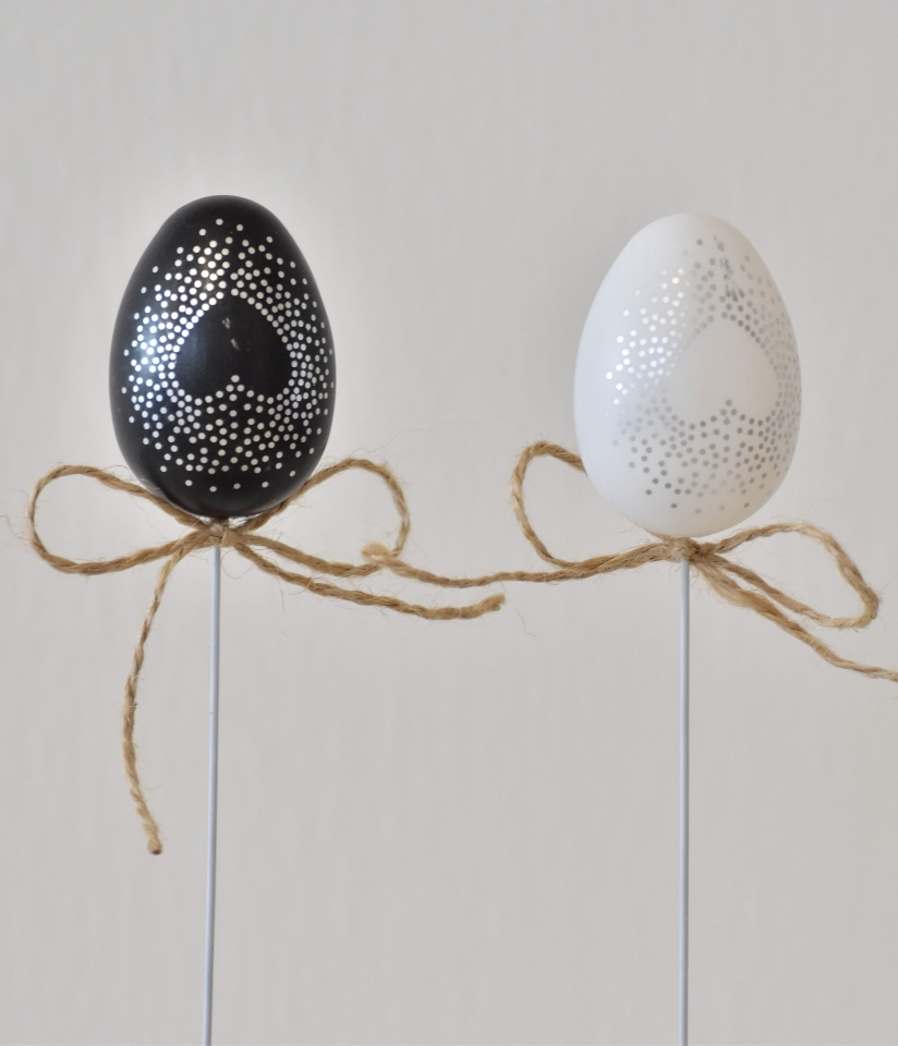 Plastová vajíčka na špejli, s/12, 4 cm