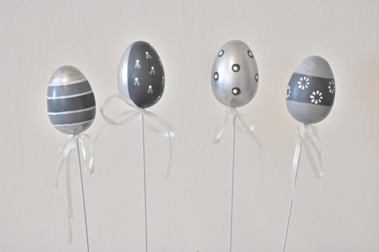 Plastová vajíčka na špejli, s/12, 4 cm