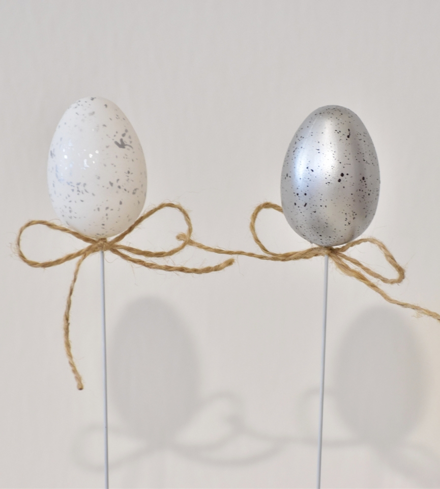 Plastová vajíčka na špejli, s/12, 4 cm