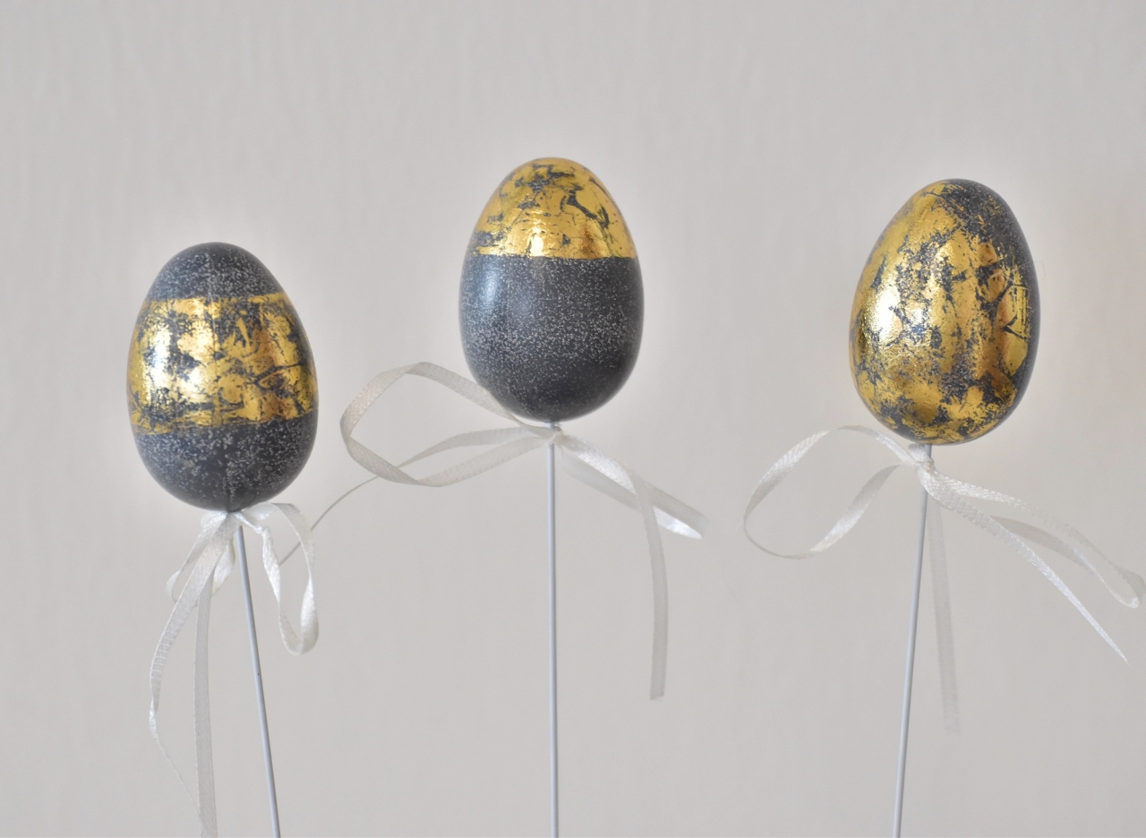 Plastová vajíčka na špejli, s/12, 4 cm