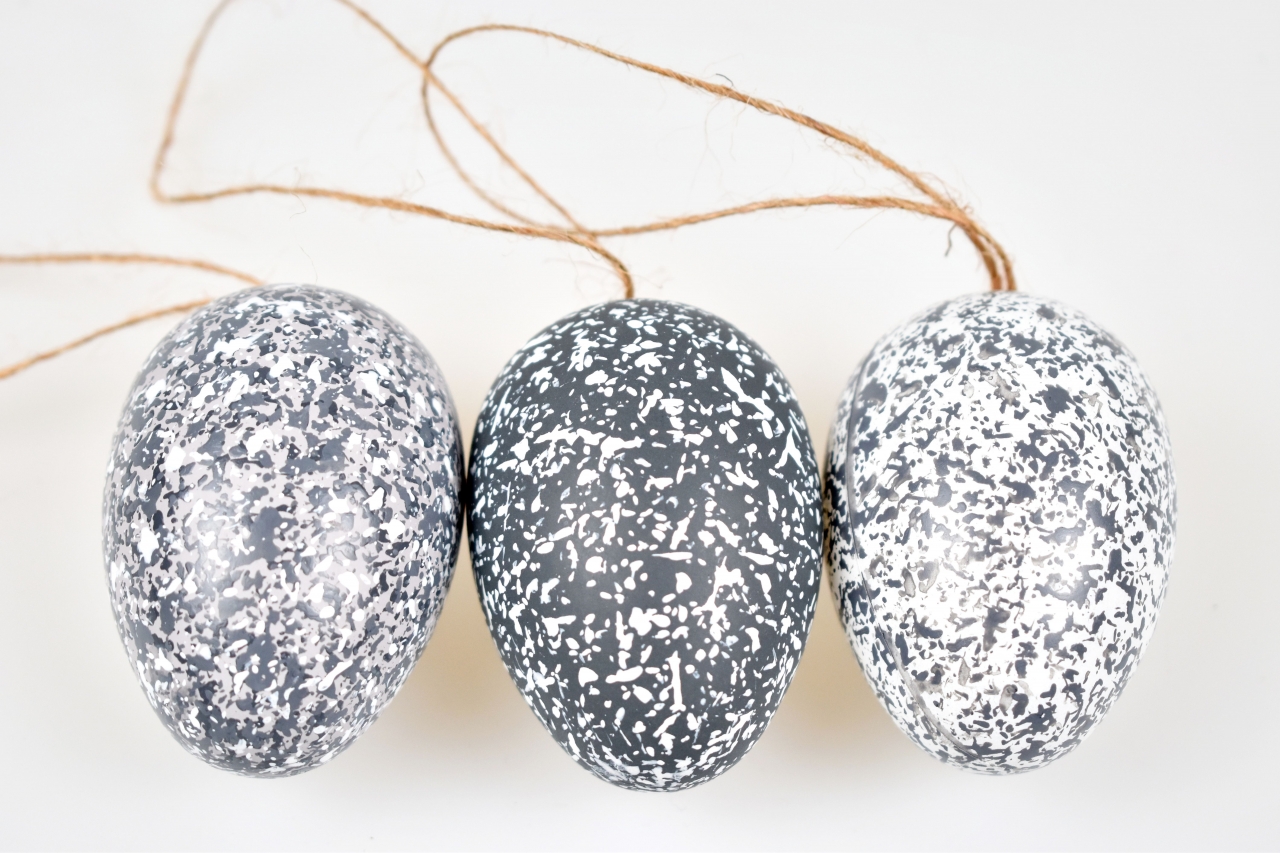 Vajíčka plastová na zavěšení kropenatá 4 cm, sada 24 ks