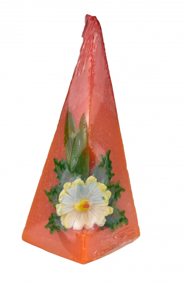 Svíčka pyramida červená s bílou kopretinou 14,5x6x6 cm