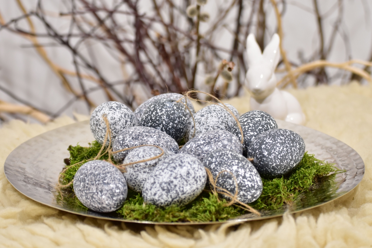 Vajíčka plastová na zavěšení kropenatá 4 cm, sada 24 ks