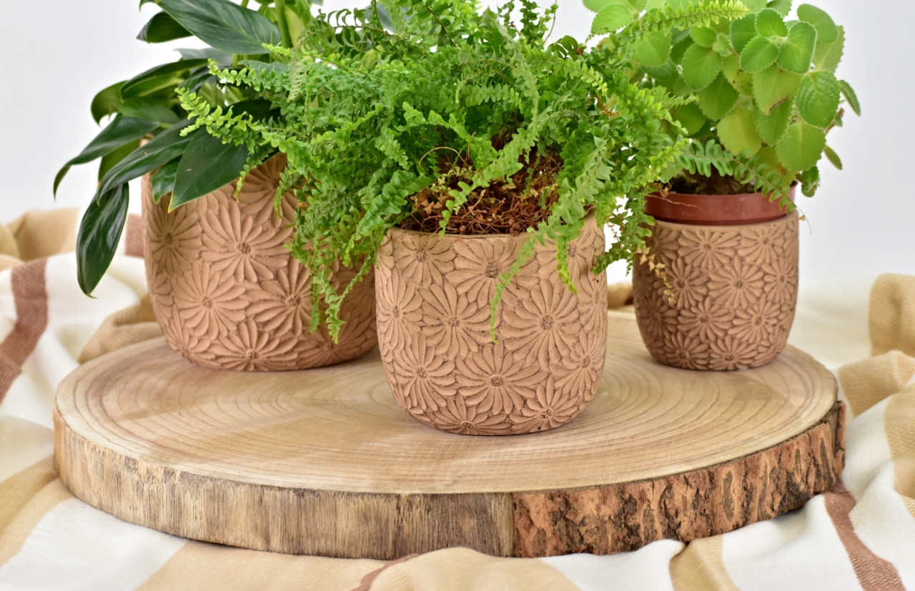 Cementová váza Flowers béžová 16,8x13,8 cm