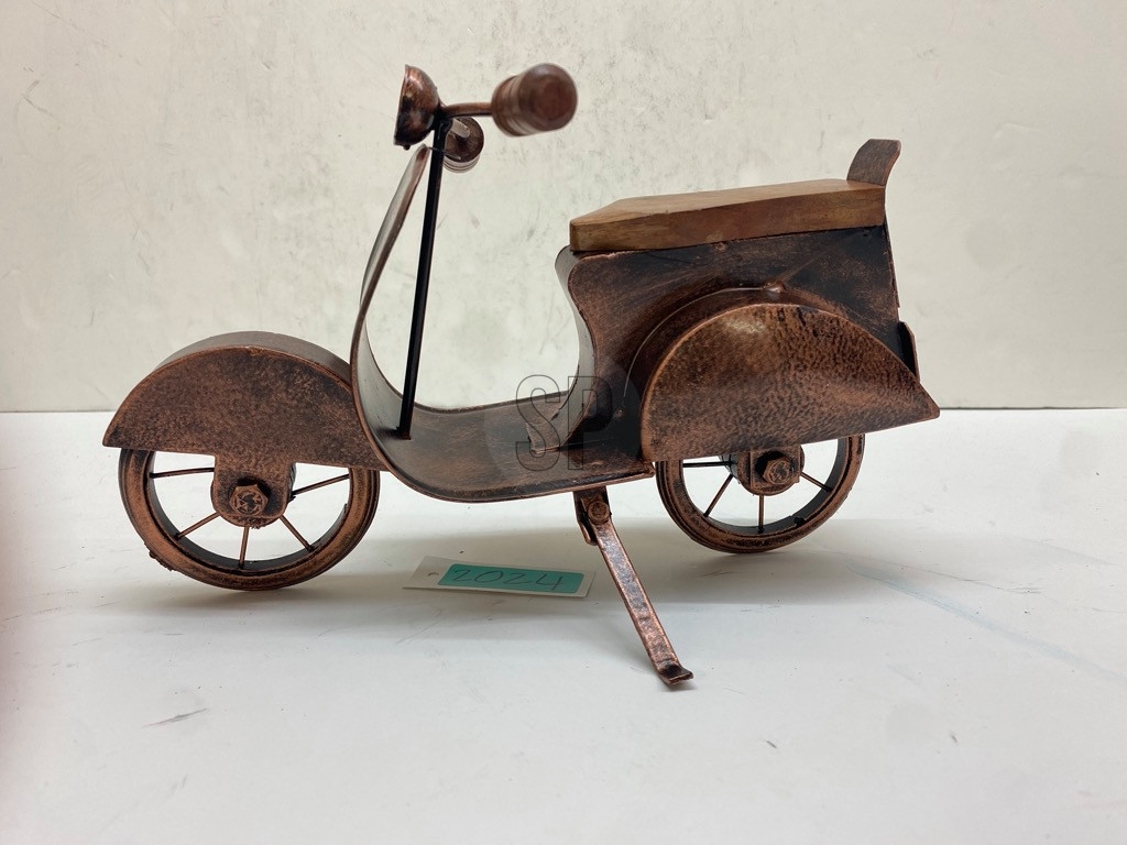 Dekorativní kovový skútr hnědý