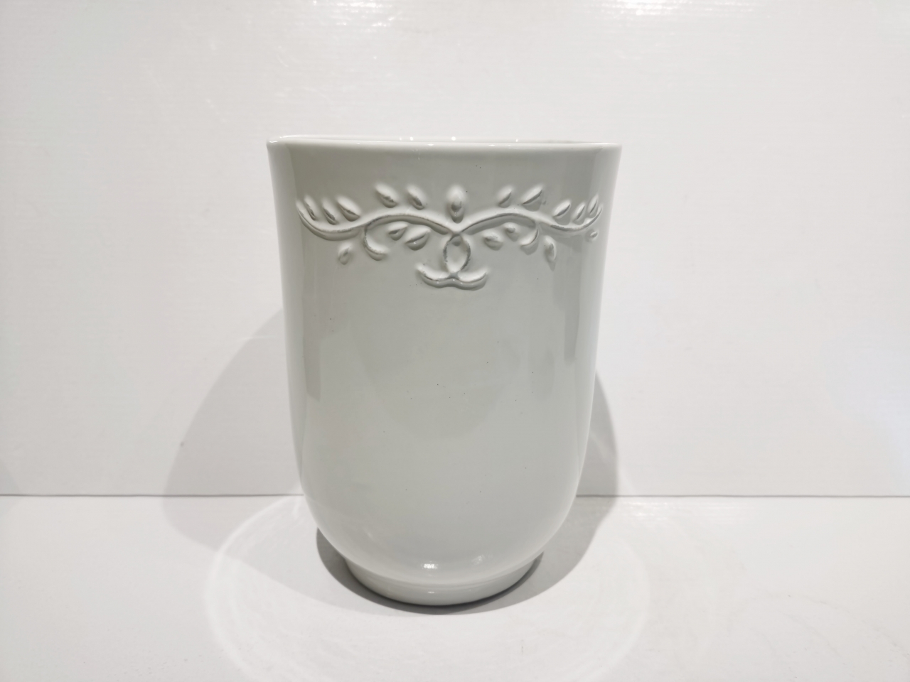 Bílý keramický květináč s ornamentem 20,2x15 cm