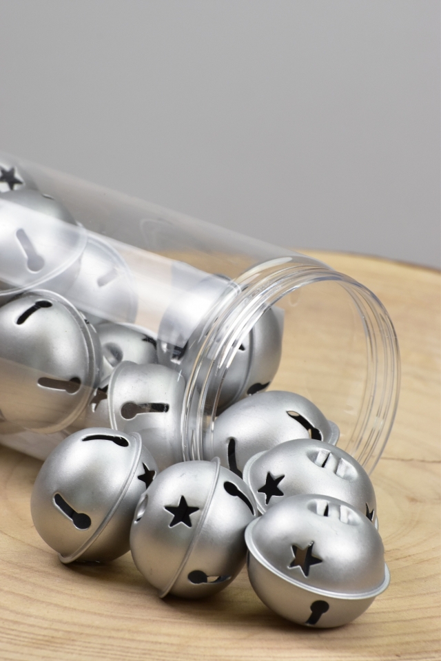 Sada 18 ks stříbrných kovových rolniček v plastové tubě