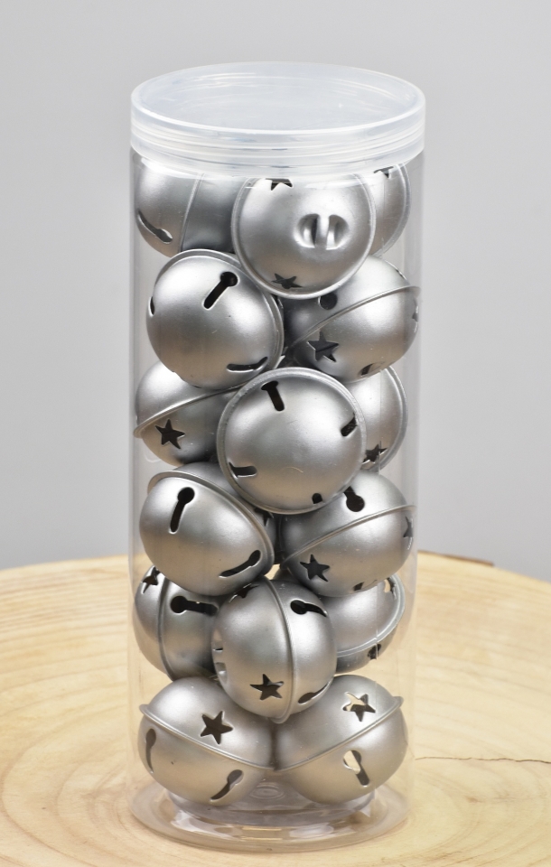 Sada 18 ks stříbrných kovových rolniček v plastové tubě