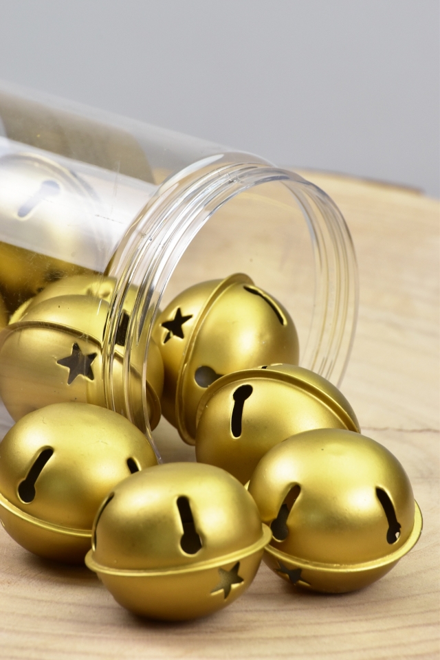 Sada 18 ks zlatých kovových rolniček v plastové tubě