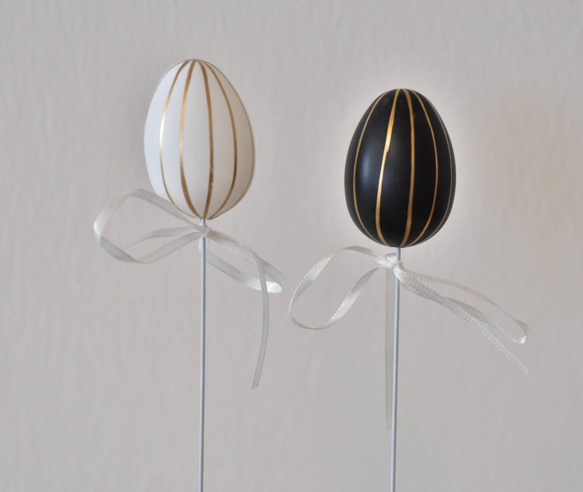 Plastová vajíčka na špejli, s/12, 4 cm
