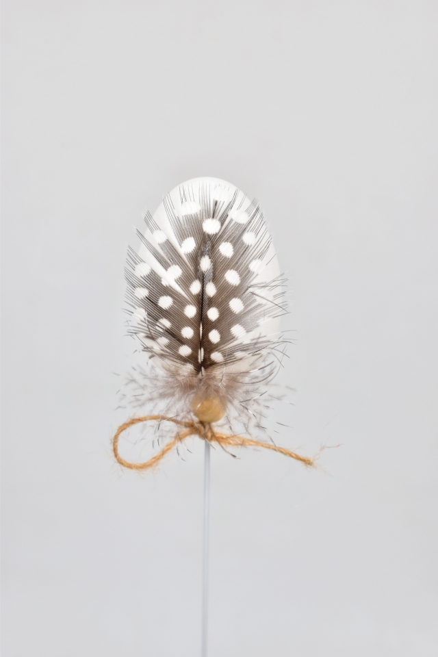 Vajíčko zápich bílé s peříčkem 4 cm, sada 12 ks