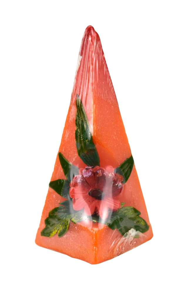 Svíčka pyramida červená s bordó kopretinou 14,5x6x6 cm