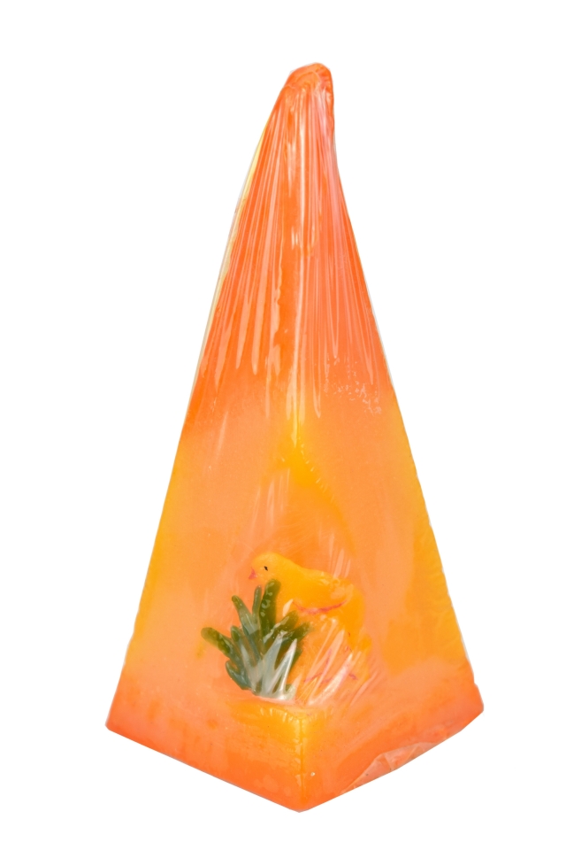Svíčka pyramida oranžová s kuřátkem 14,5x6x6 cm
