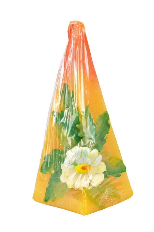 Svíčka pyramida oranžová s bílou kopretinou 14,5x6x6 cm