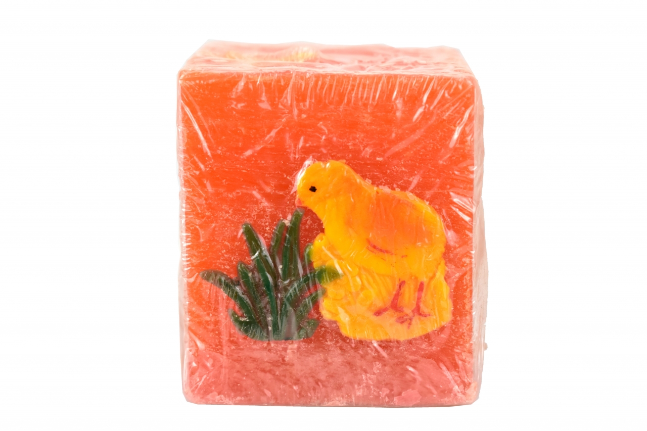 Svíčka hranol tmavě oranžová s kuřátkem 7x6x6 cm