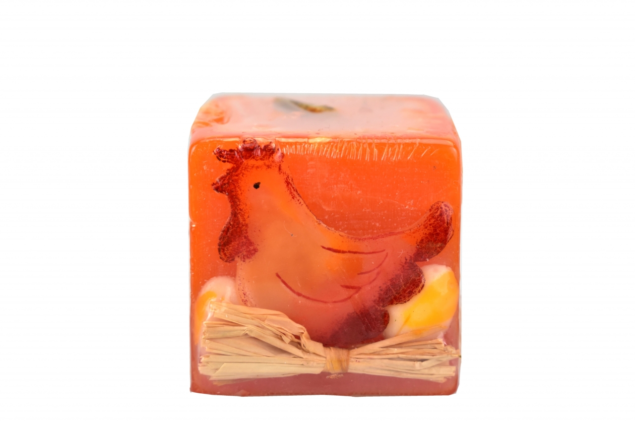 Svíčka hranol tmavě oranžová se slepičkou 5x5x5 cm