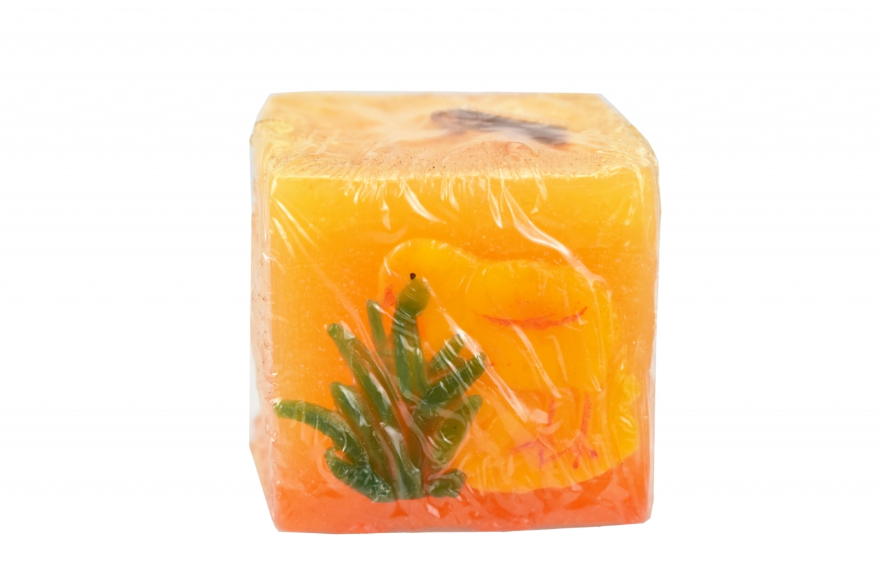 Svíčka hranol oranžová s kuřátkem 5x5x5 cm