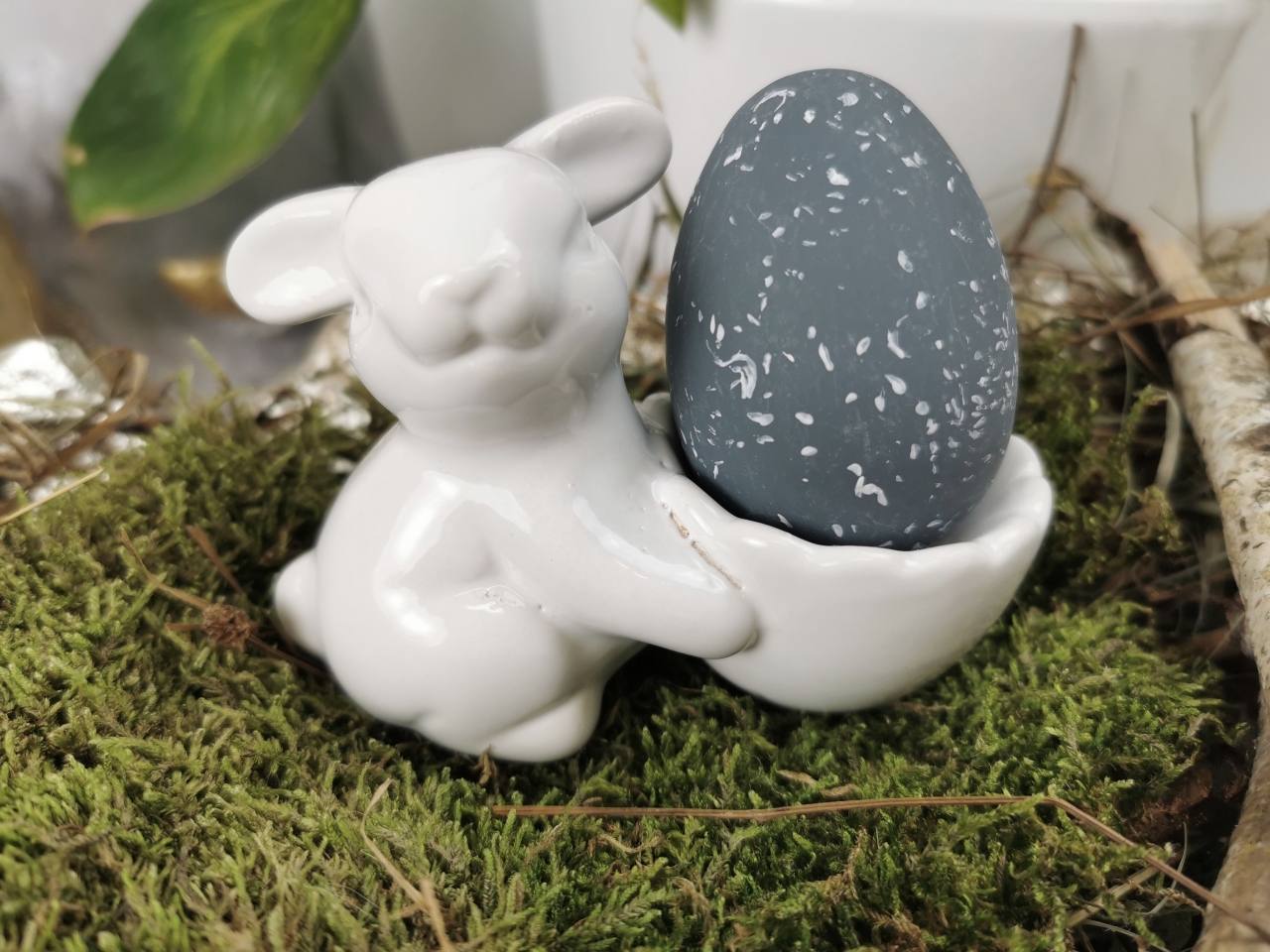 Keramický zajíc se skořápkou 9,5 cm bílý