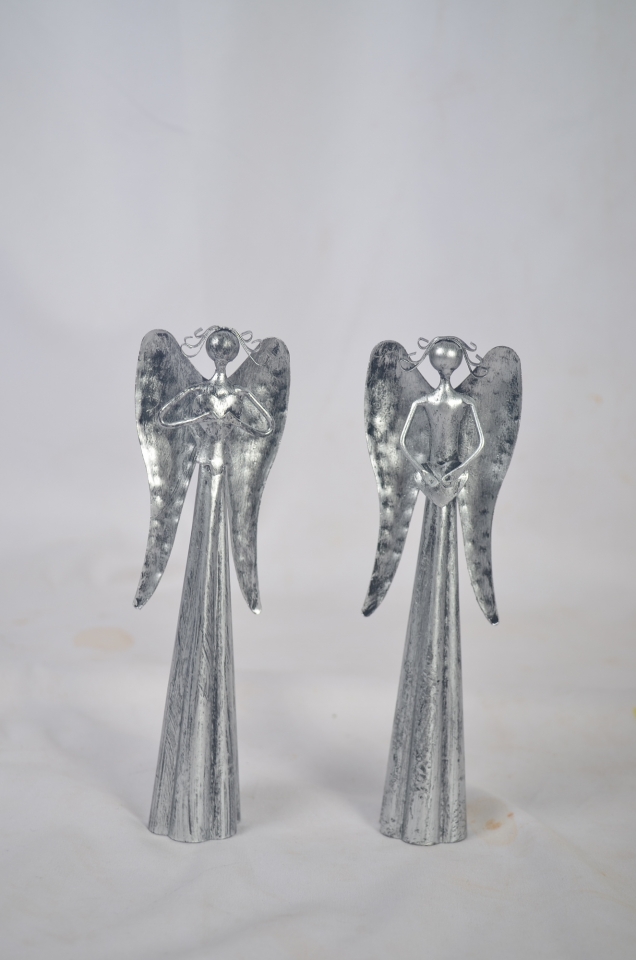 Plechový anděl stříbrný se srdíčkem 16 cm