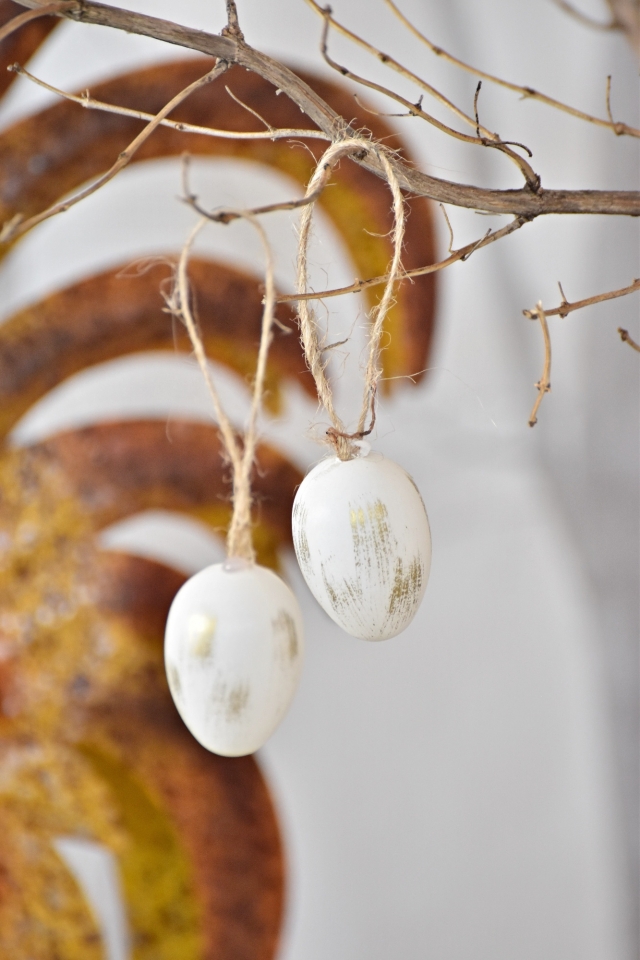 Plastová vajíčka na zavěšení, bílo zlaté s/24, 4 cm