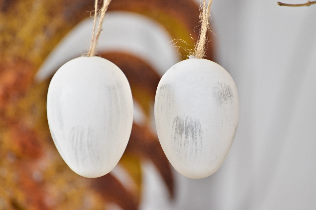 Plastová vajíčka na zavěšení, bílo-šedá s/12, 6 cm