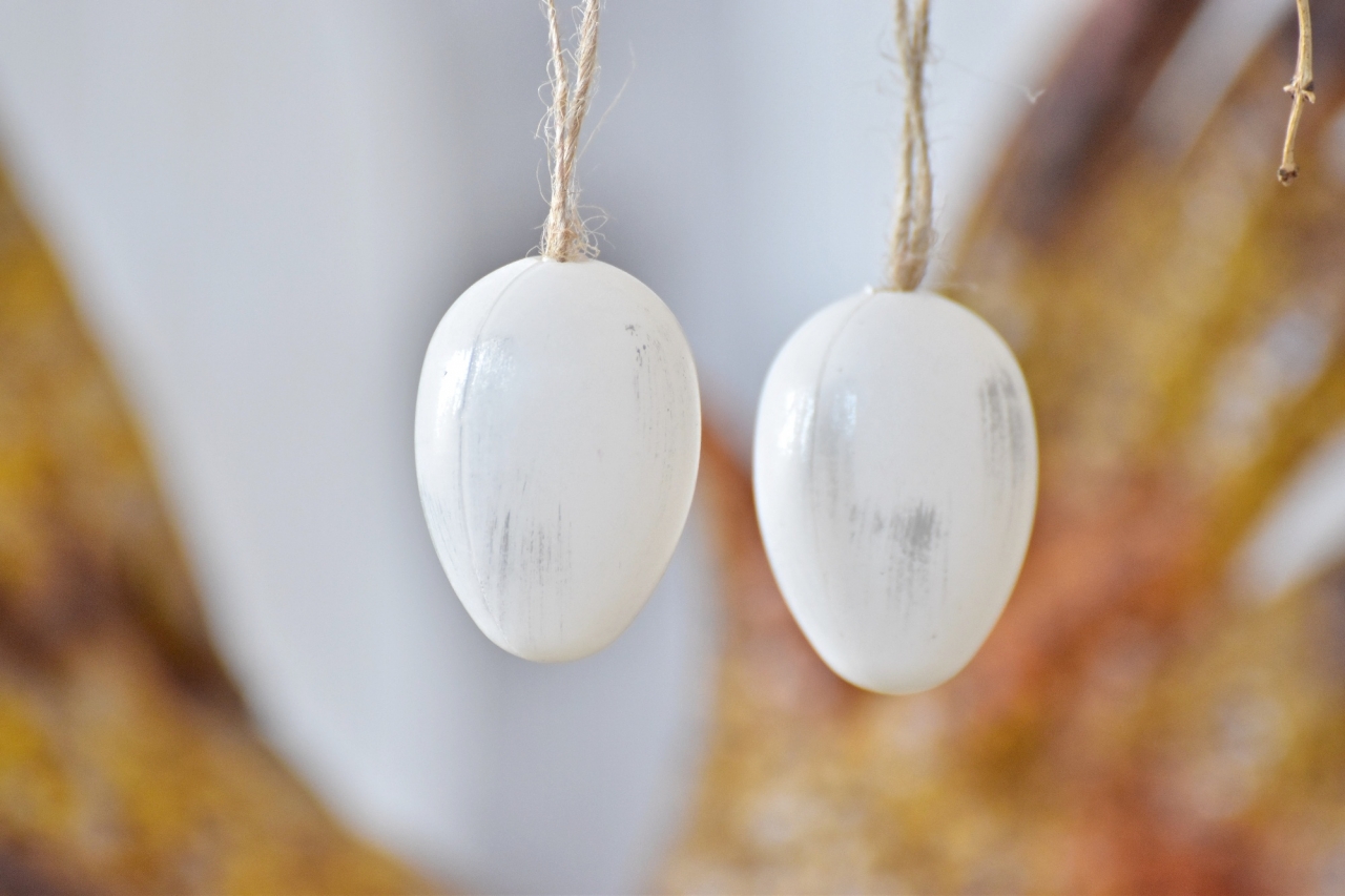 Plastová vajíčka na zavěšení, bílo-šedá s/24, 4 cm