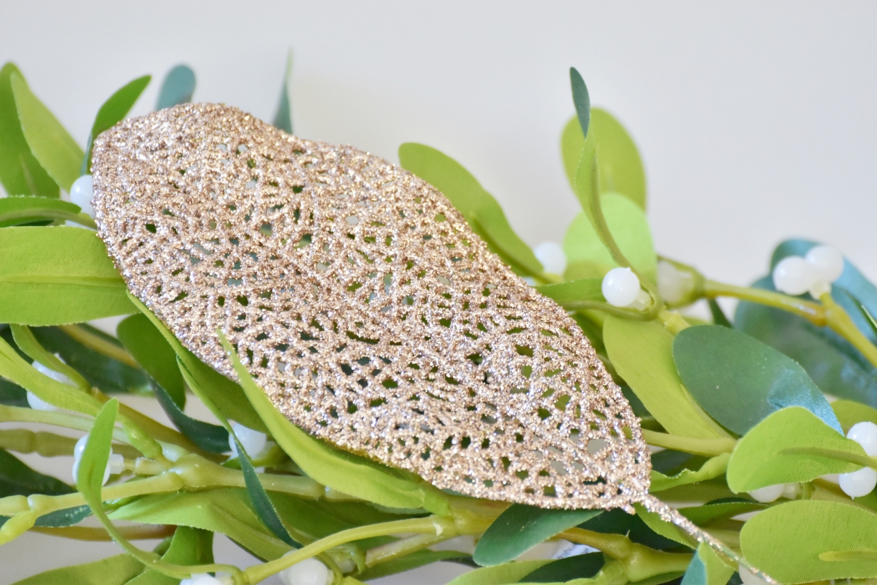 Umělý list s glitry 14x6 cm, champagne, s/36 ks